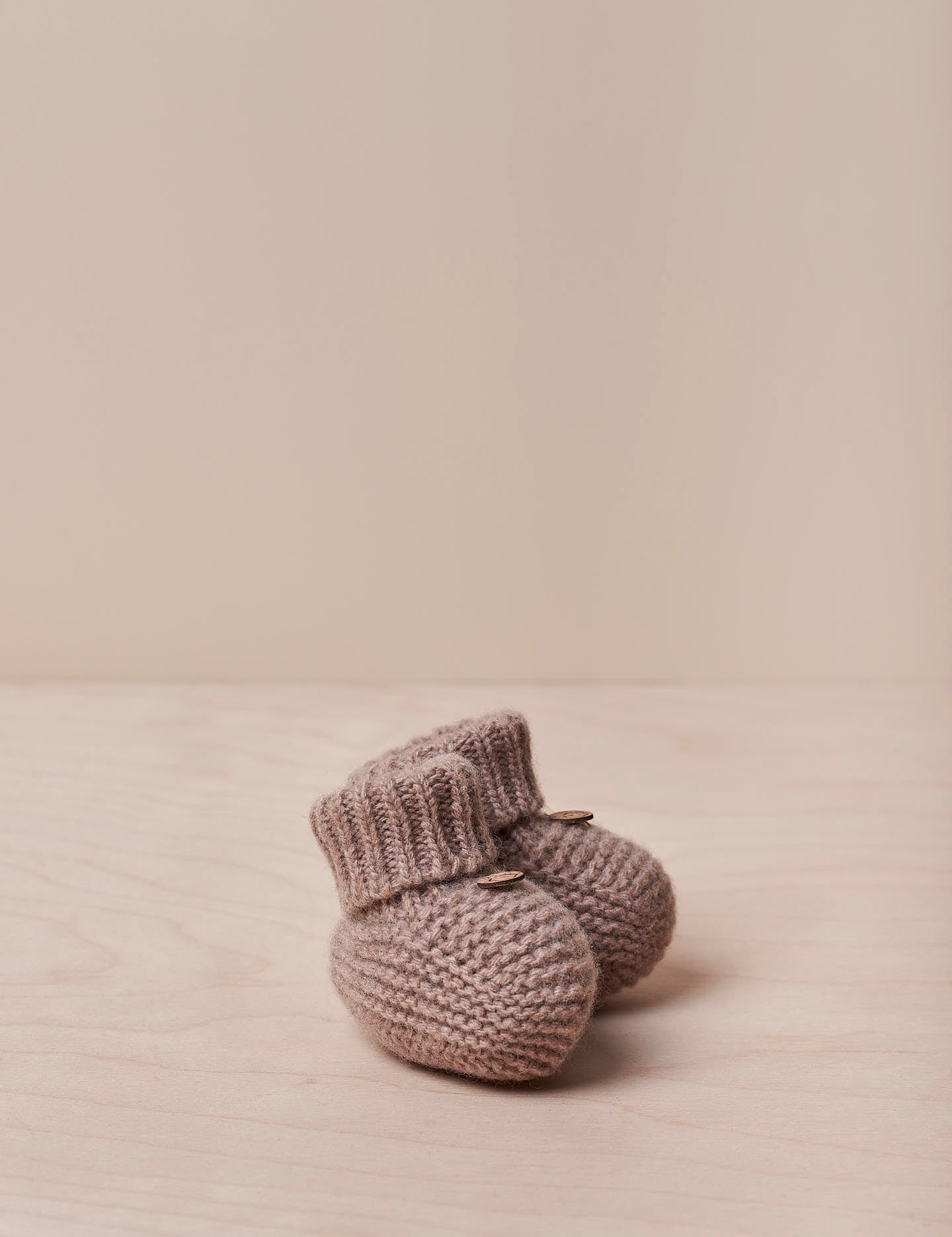 Knitted wool booties (Wedoble)